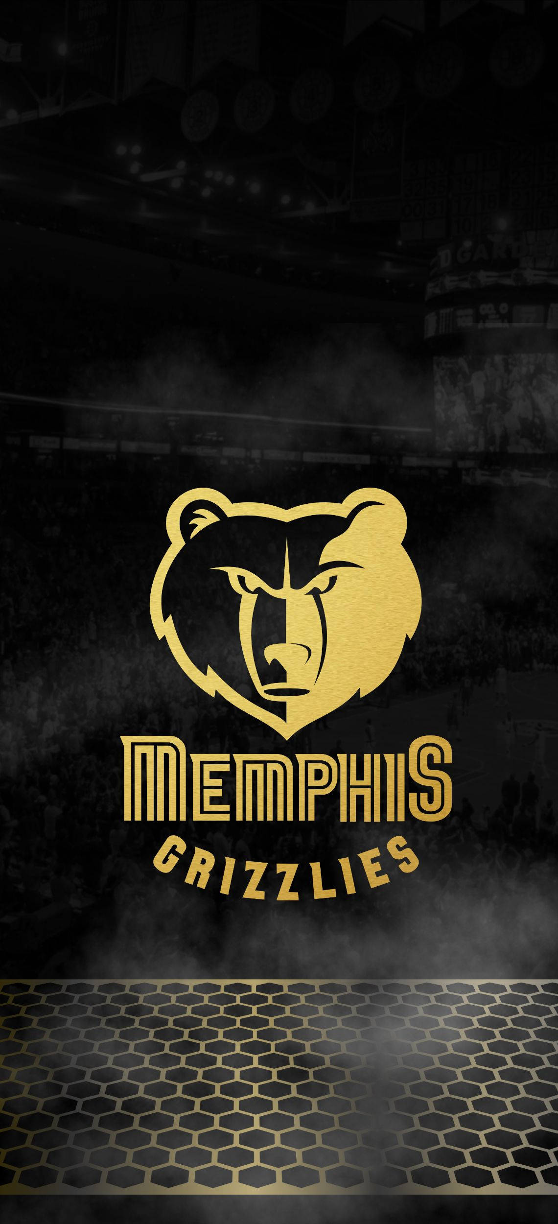 Grizzlies 桌布 壁紙 — 金色曼菲斯灰熊隊標誌在煙霧瀰漫的黑暗競技場背景下發光，地板呈六邊形圖案。