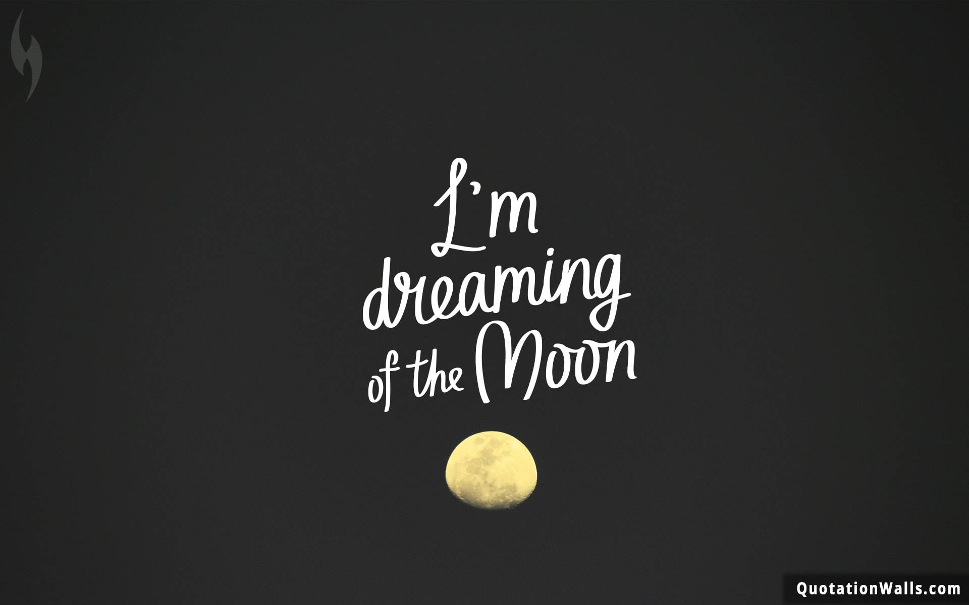月亮桌面 桌布 壁紙 — 金色月亮位於優雅白色草書文字「I'm dreaming of the Moon」下方，背景為深色紋理。