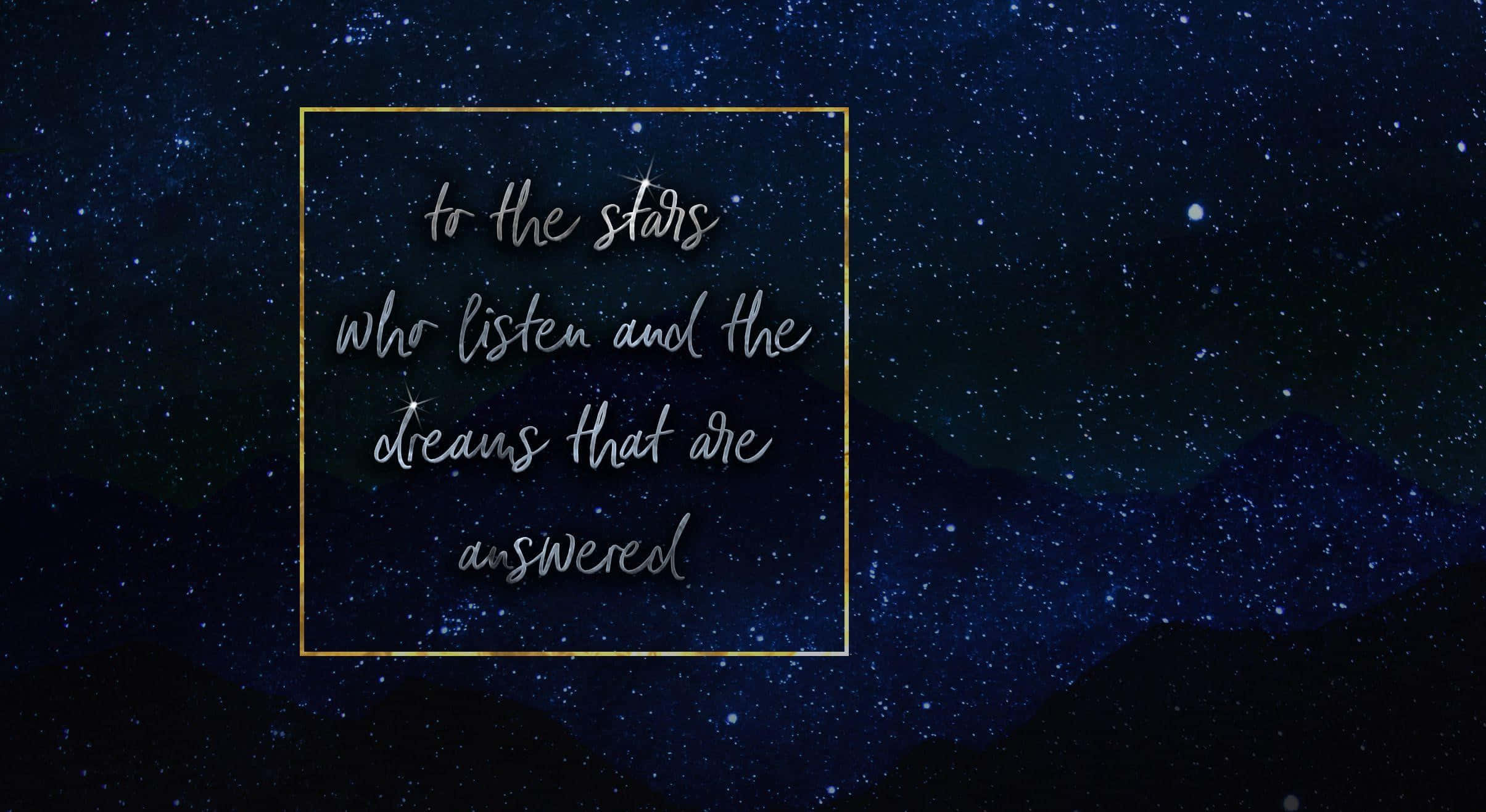 Starry Sky 桌布 壁紙 — 金色框內的詩意語句在星夜中漂浮，背景是剪影山脈。