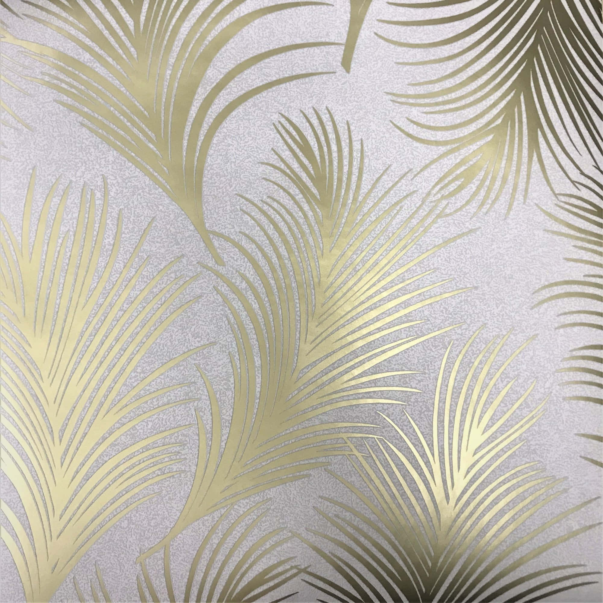 金屬質感 桌布 壁紙 — 金色棕櫚葉優雅地漂浮在帶有紋理的銀色背景上，營造出奢華的壁紙設計。