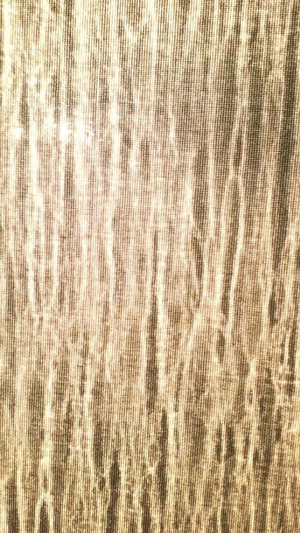 texture 桌布 壁紙 — 金色棕色垂直木紋的特寫，具有紋理、天然條紋和細微高光。