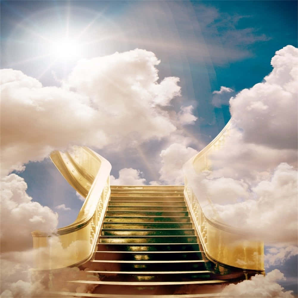 Heavenly 桌布 壁紙 — 金色樓梯穿過蓬鬆的雲層，通往超現實天空中光芒四射的太陽。