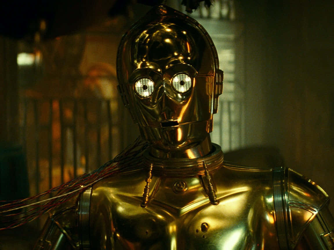C-3po 桌布 壁紙 — 金色機器人特寫，在昏暗房間中帶有溫暖環境光線，眼睛發出白光。
