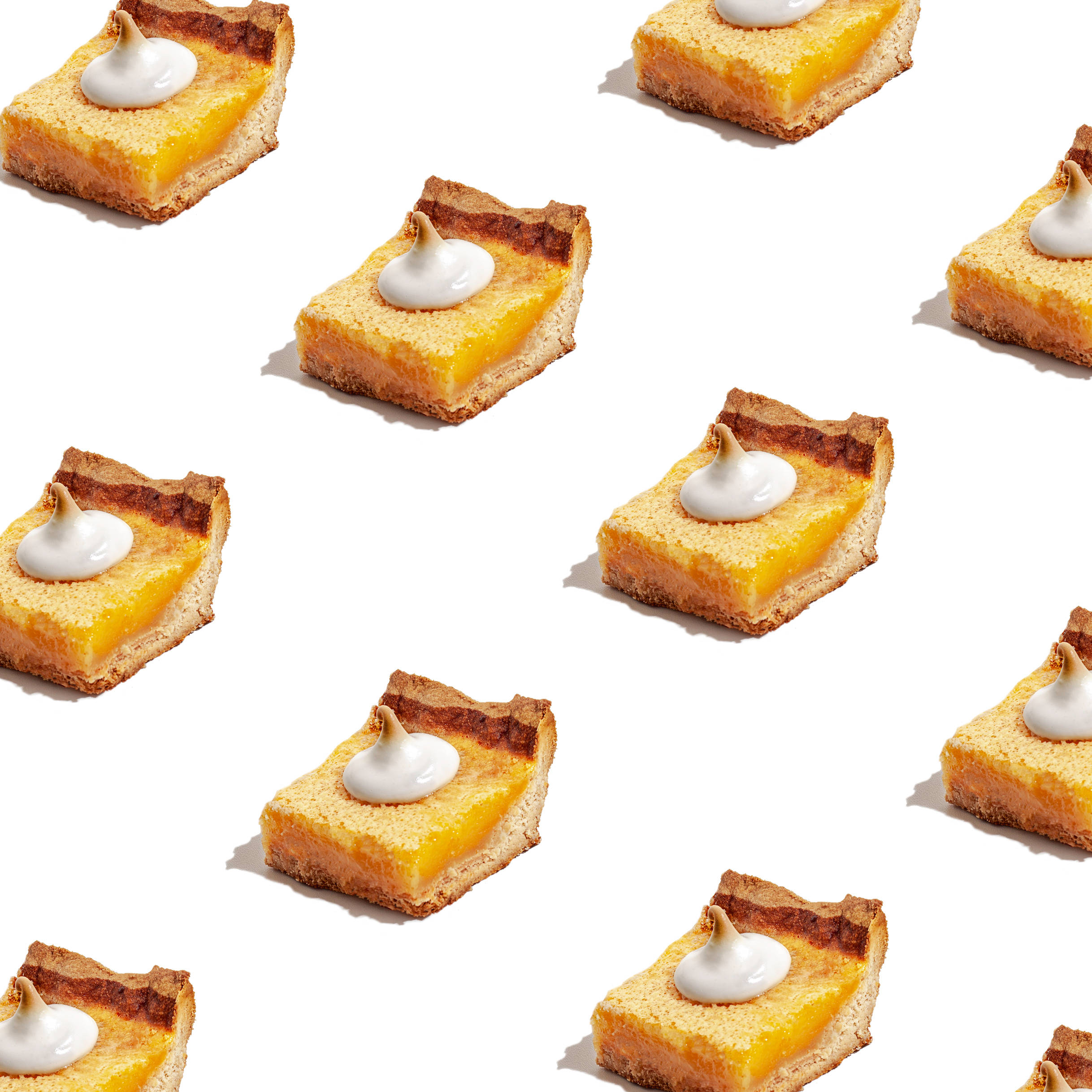 Pastry 桌布 壁紙 — 金色檸檬塔配蛋白霜尖頂，在純白背景上以整潔的重複圖案排列。