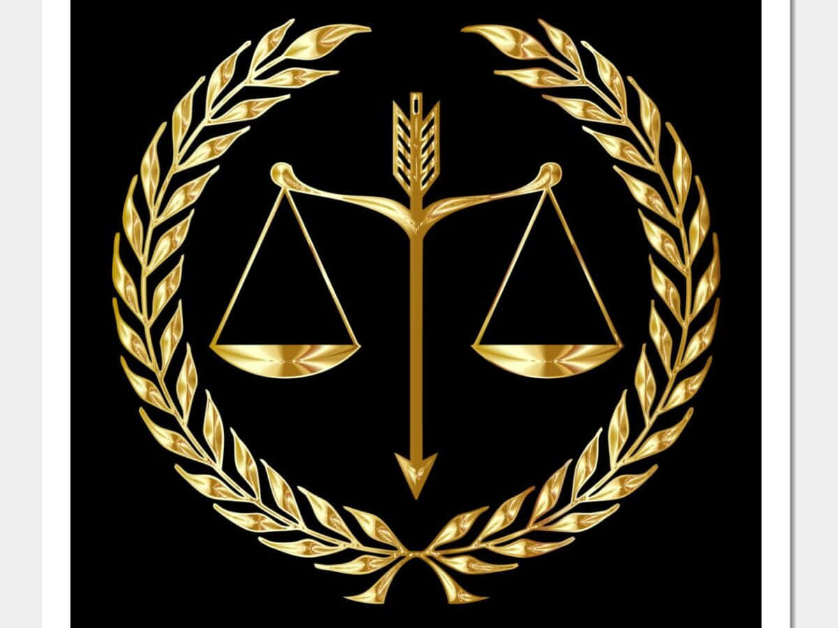 Justice 桌布 壁紙 — 金色正義天秤搭配月桂花環，在黑色背景上於攝影棚燈光下閃耀。