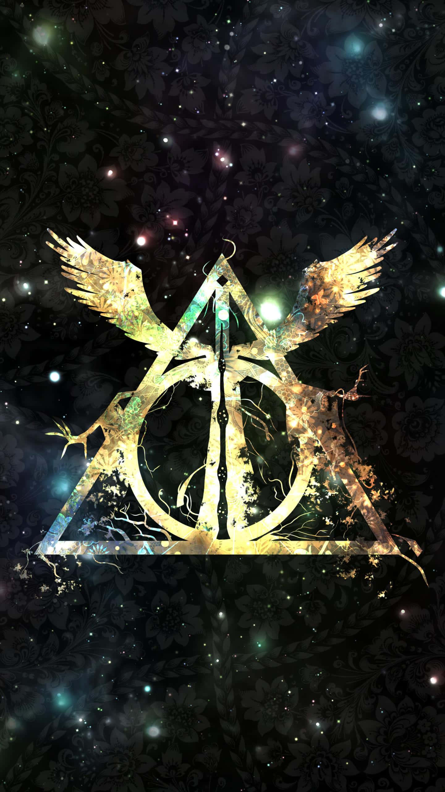 Harry Potter Ravenclaw 桌布 壁紙 — 金色死神聖物標誌，帶有翼狀人物和發光粒子，置於深色花卉星空背景上。