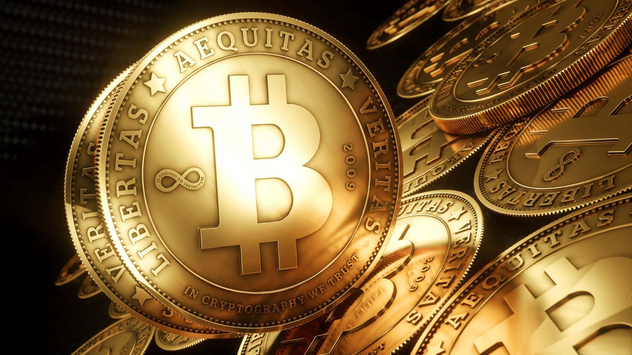 4K Bitcoin 桌布 壁紙 — 金色比特幣硬幣上刻有拉丁語短語，在戲劇性燈光下於黑暗背景中閃耀。