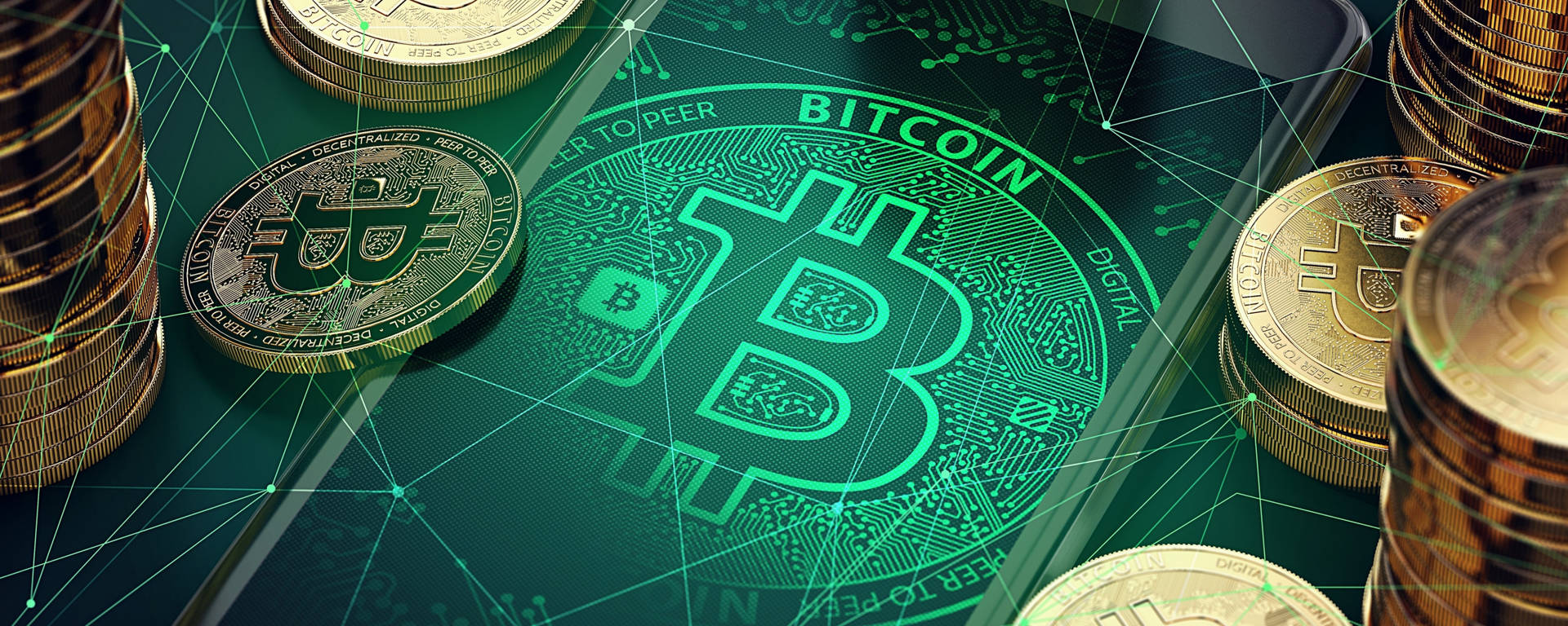 一堆堆金色比特幣硬幣圍繞著電路板上發光的數位比特幣標誌。 — 寬螢幕動態圖片 壁紙