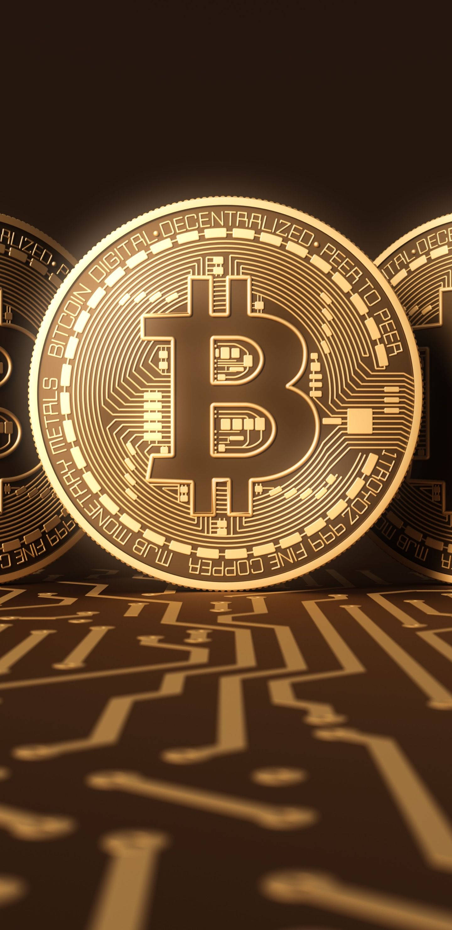 比特幣 桌布 壁紙 — 金色比特幣硬幣帶有電路板圖案，在黑暗背景中發光。