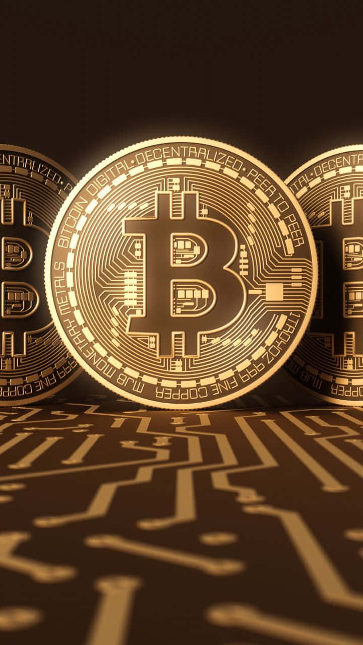 加密貨幣 桌布 壁紙 — 金色比特幣硬幣帶有電路板圖案，在深色背景上溫暖地發光。