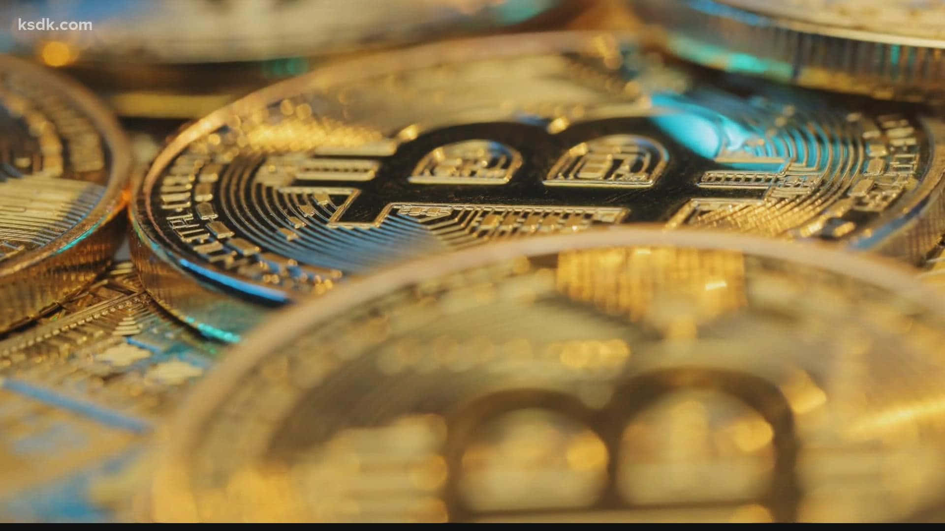 Money 桌布 壁紙 — 金色比特幣硬幣帶有電路板設計，在暖光下以淺景深閃耀。