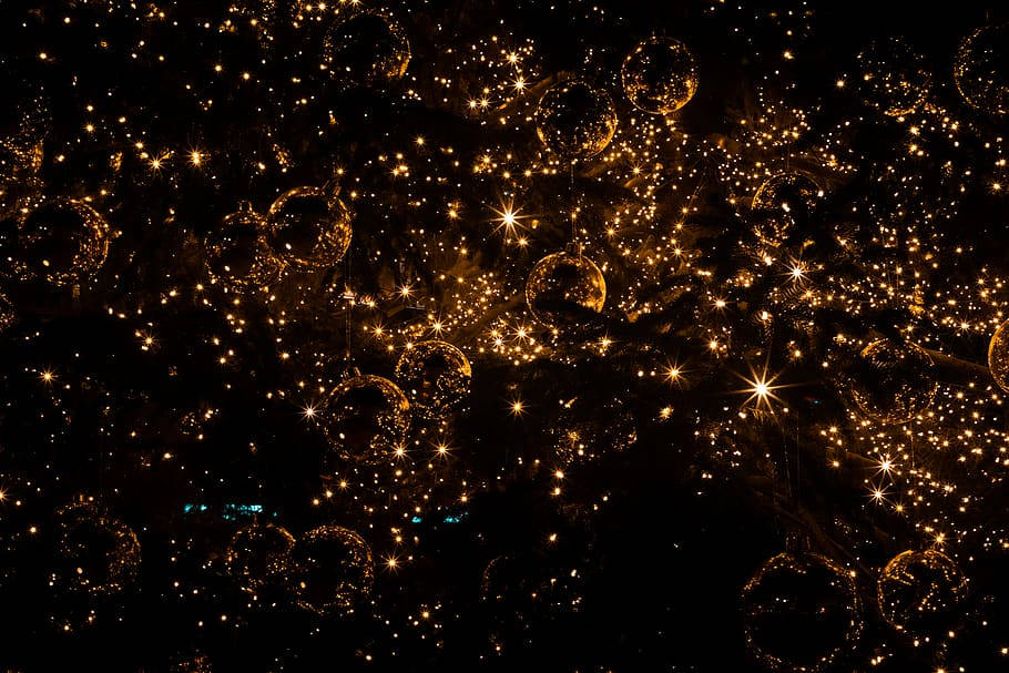 Glitter Black 桌布 壁紙 — 金色氣泡在漆黑的夜空中閃爍著星光，營造出神奇的節日氣氛。