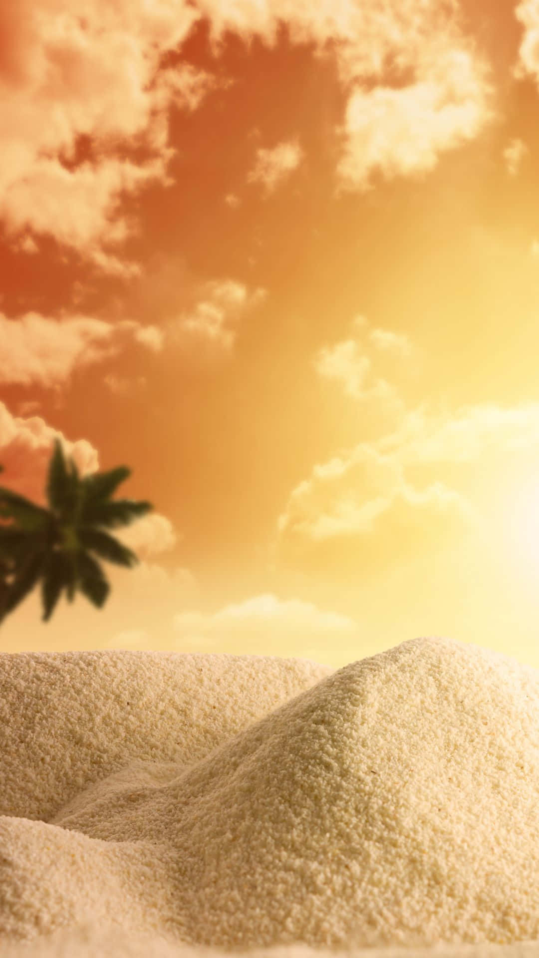 藝術 桌布 壁紙 — 金色沙丘在溫暖的日落天空下延伸，左側有一棵孤獨的棕櫚樹剪影。