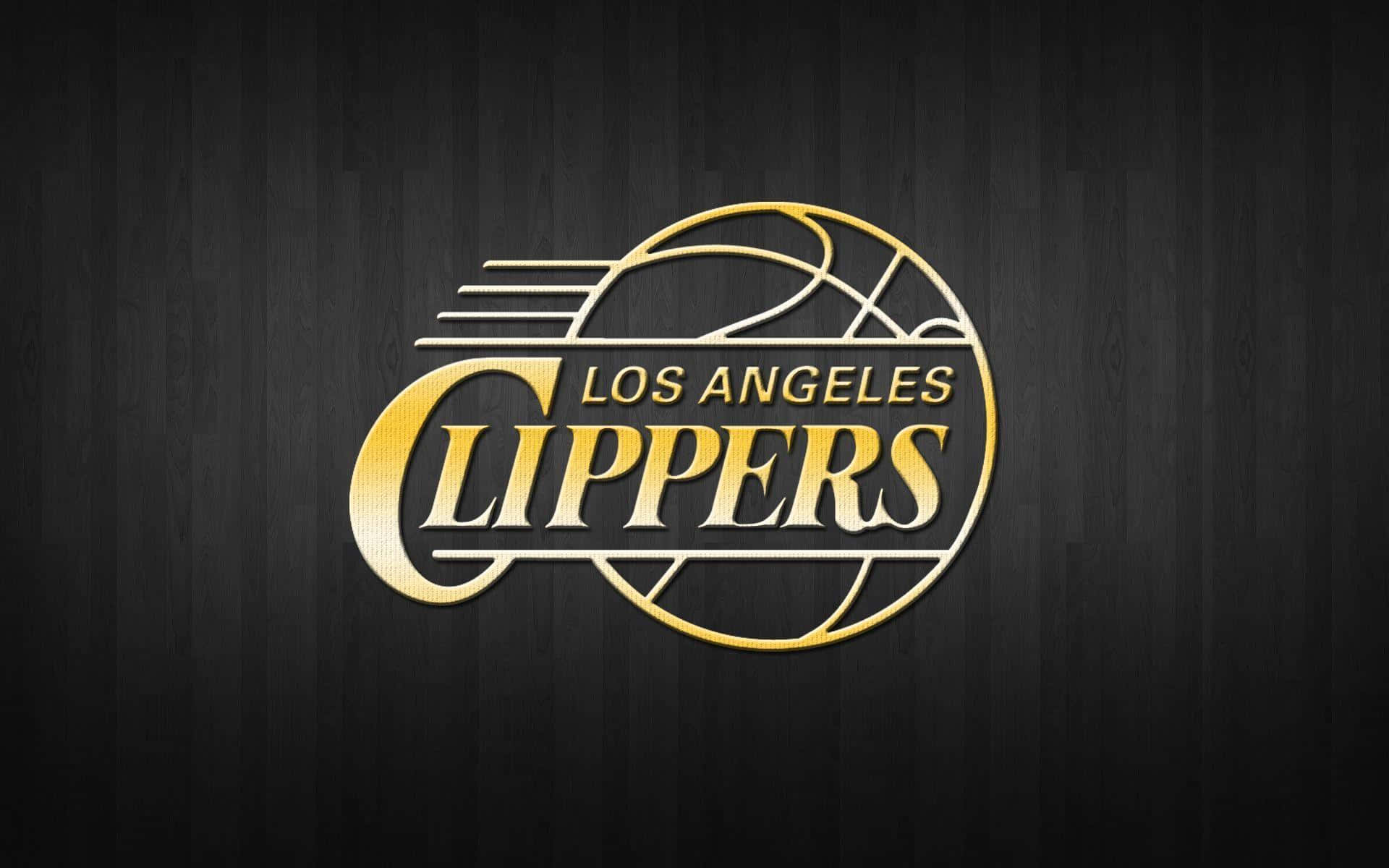 NBA 桌布 壁紙 — 金色洛杉磯快艇隊標誌在深色木紋背景上閃耀，帶有金屬光澤和粗體字體。