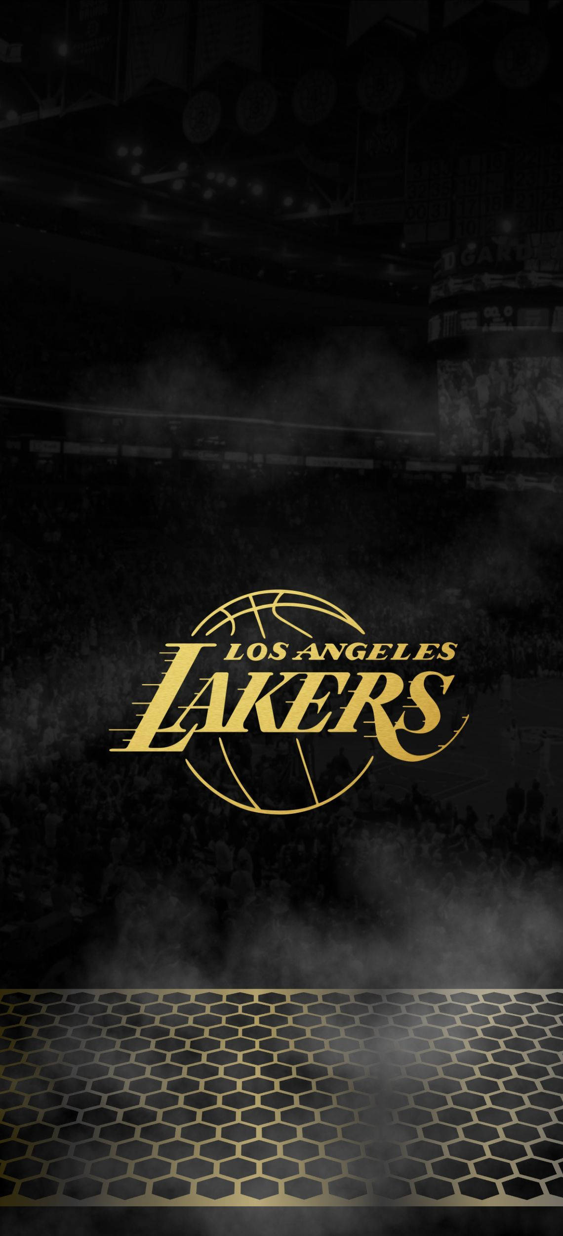 Lakers iPhone 桌布 壁紙 — 金色洛杉磯湖人隊標誌在煙霧瀰漫的黑暗籃球場上發光，地板為六邊形圖案。