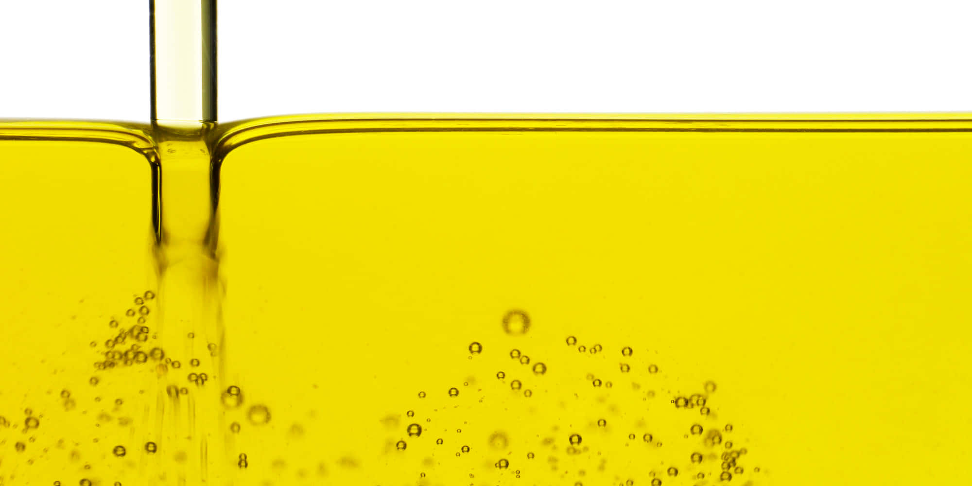Oil 桌布 壁紙 — 金色液體倒入容器中，在純白背景上產生氣泡和漣漪。