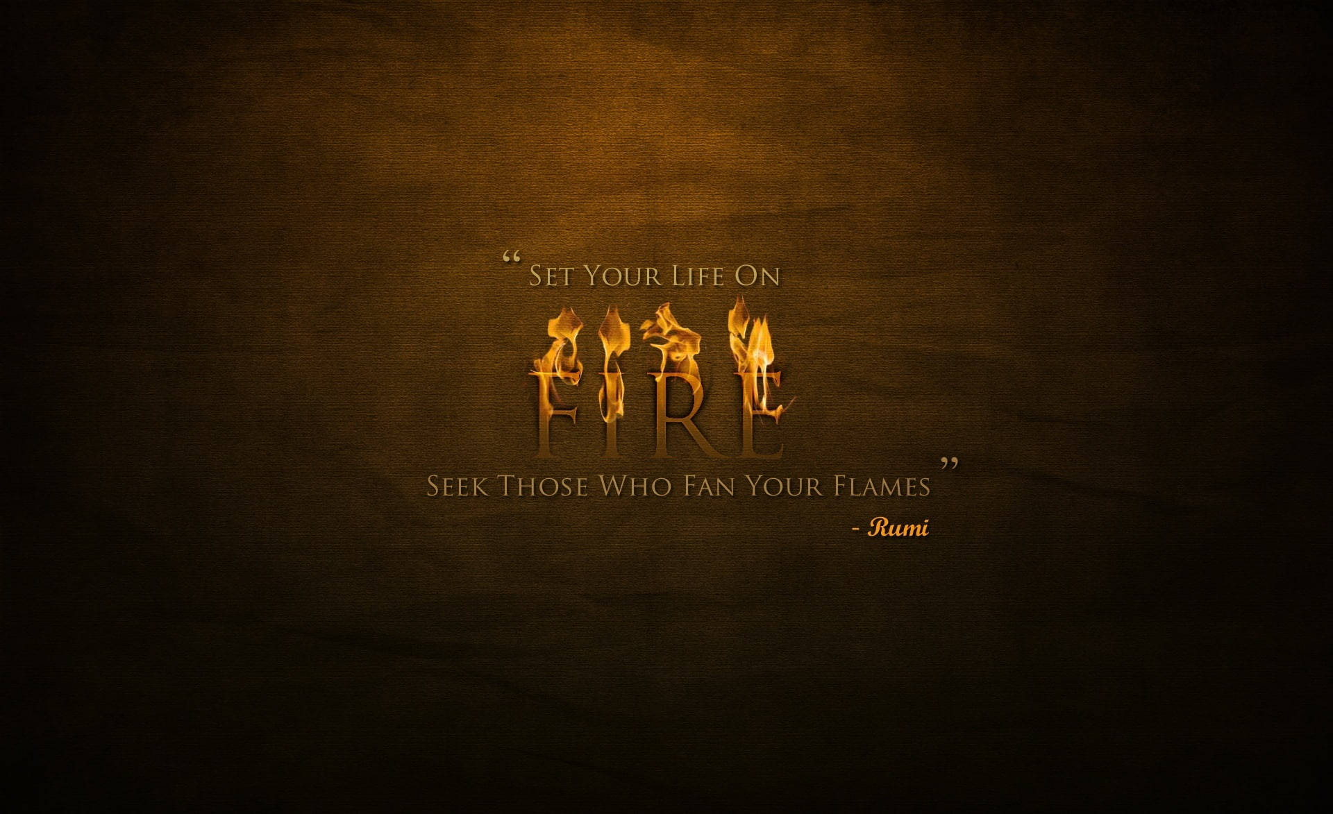 Inspirational Quotes 桌布 壁紙 — 金色火焰從「fire」一詞的字母中升起，背景為帶有紋理的深棕色，並附有魯米的語錄。