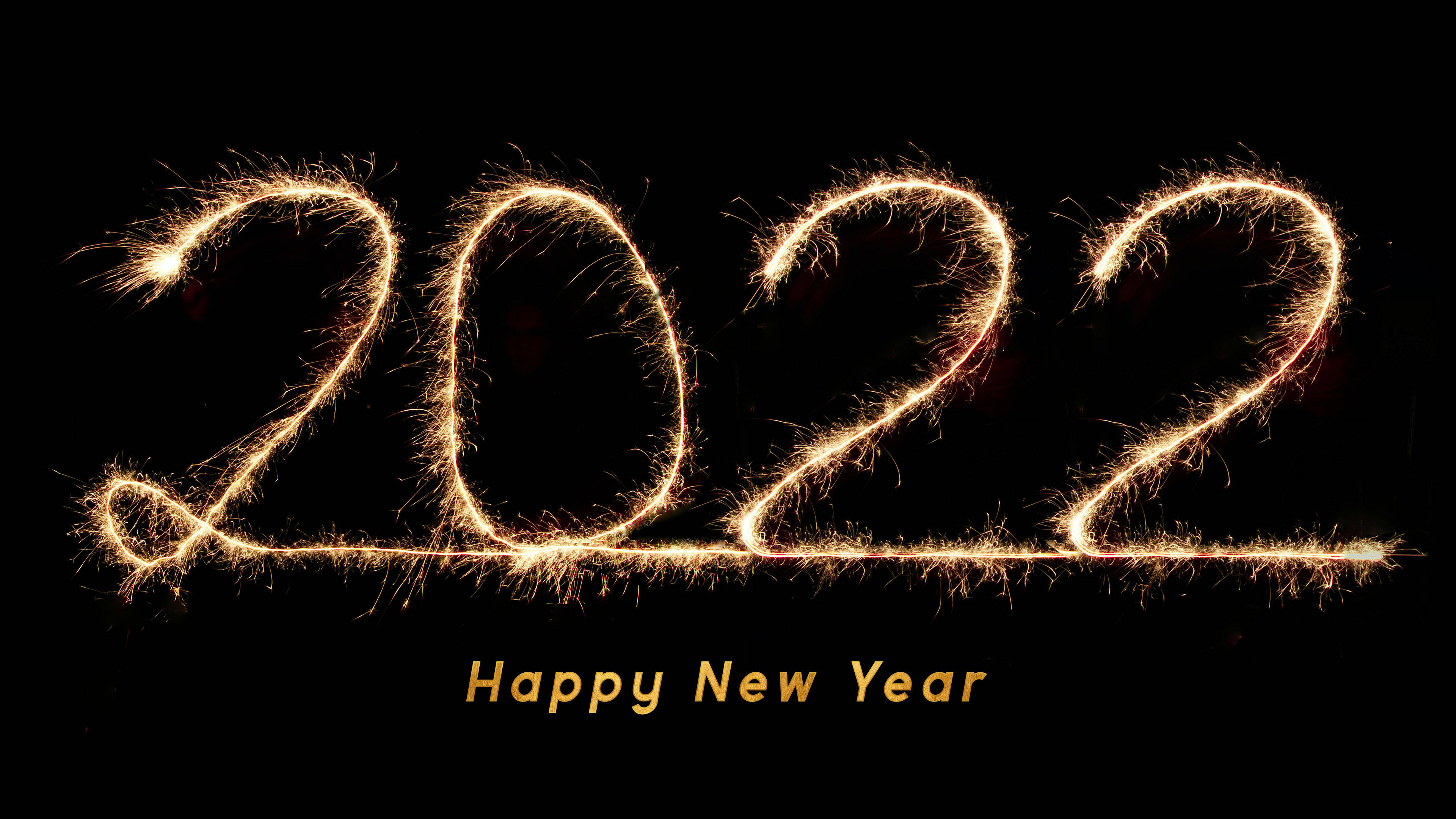 Happy New Year 2022 桌布 壁紙 — 金色火花形成2022年，黑色背景下方有「Happy New Year」文字。