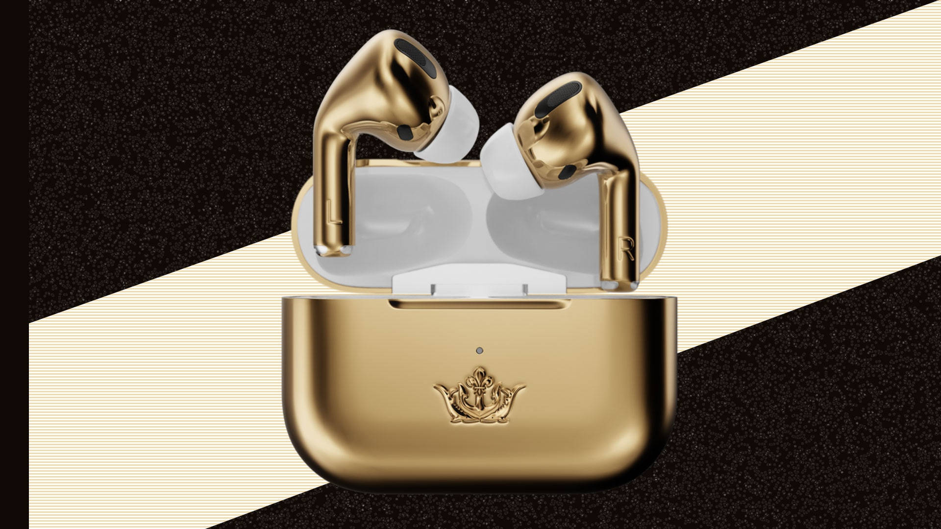 AirPods 桌布 壁紙 — 金色無線耳機打開放在相配的充電盒中，背景為大膽的黑色和奶油色對角條紋。