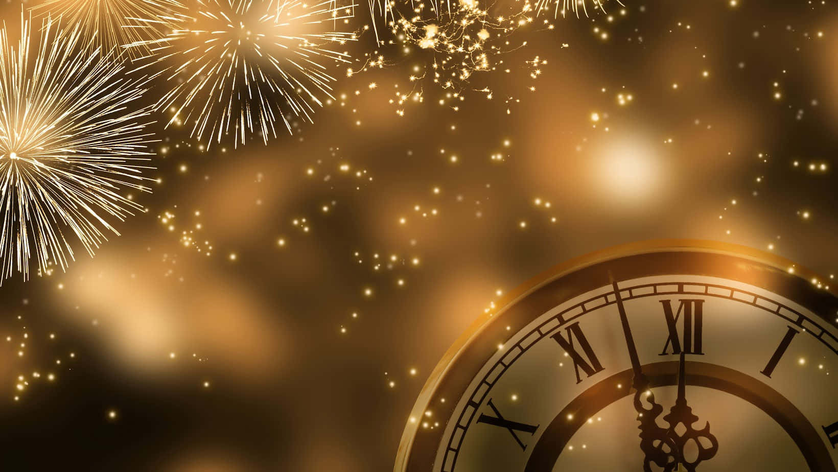 新年 桌布 壁紙 — 金色煙火在復古鐘面上方爆炸，閃爍的粒子在溫暖發光的天空中飄散。