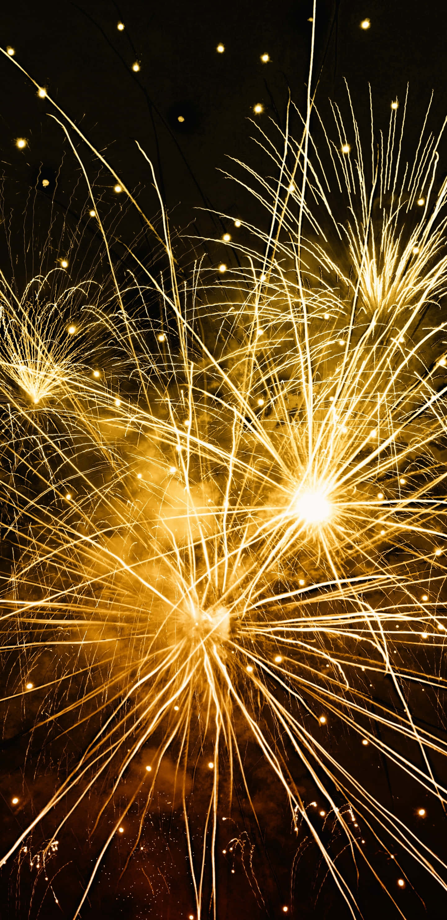 Fireworks 桌布 壁紙 — 金色煙火在深黑色的夜空中綻放出耀眼的光芒，形成絢麗的光束。