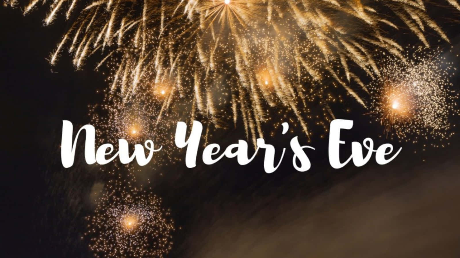 New Years Eve 桌布 壁紙 — 金色煙火在黑暗的夜空中綻放，上方是優雅的白色草書文字，寫著「除夕」。