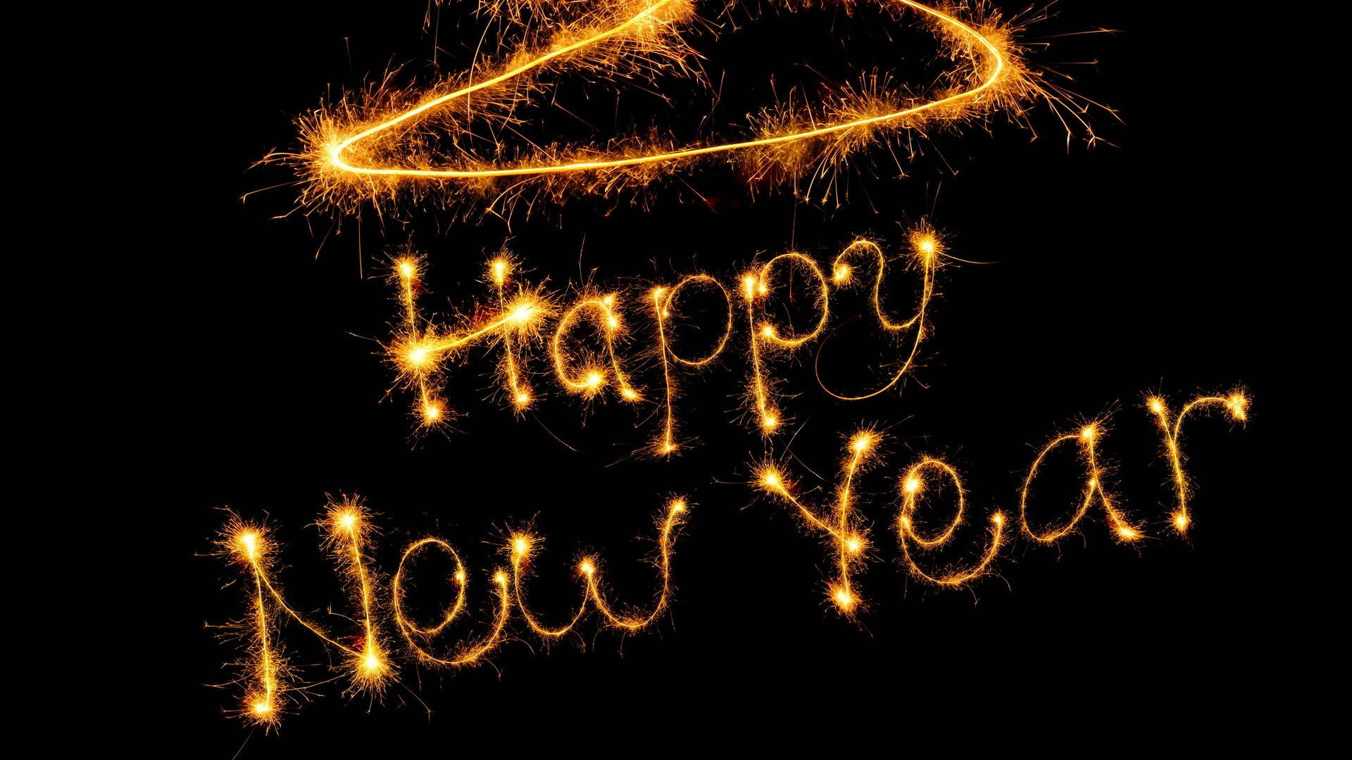 New 桌布 壁紙 — 金色煙火字母在黑底上拼出「Happy New Year」，上方有光環。