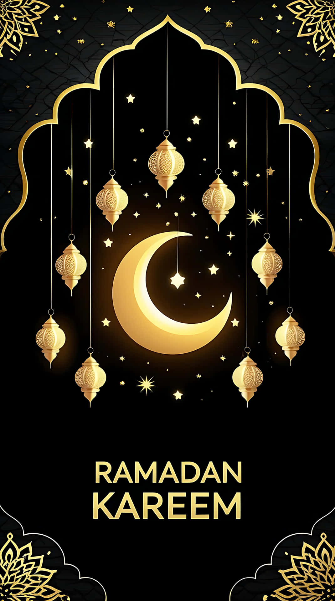 Elegant Ramadan Kareem with Golden Ornaments and Lanterns 壁紙 — 金色燈籠和新月掛在華麗的拱門上，背景是星空黑色，並有「RAMADAN KAREEM」文字。