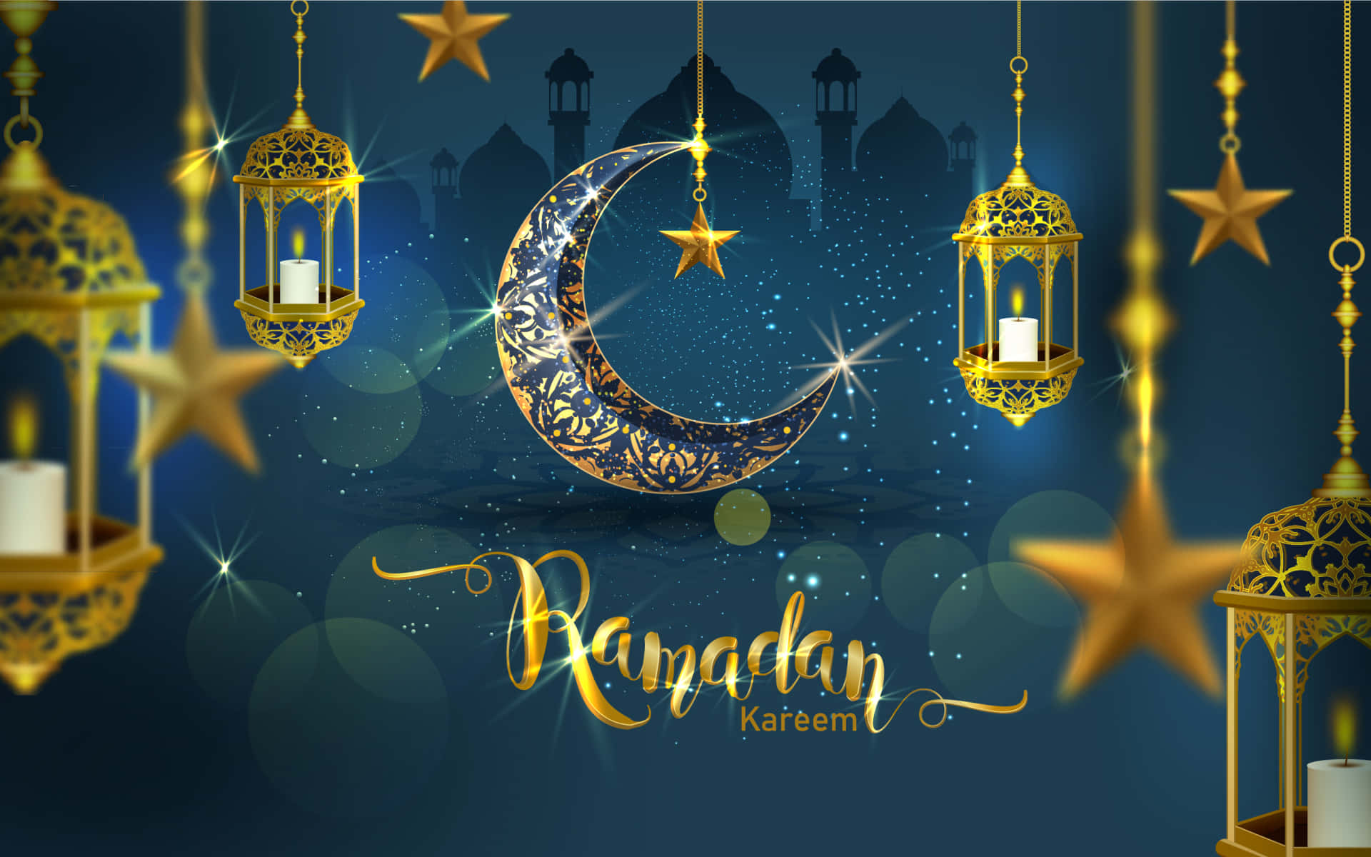 Ramadan 桌布 壁紙 — 金色燈籠和星星懸掛在深藍色夜空，襯托著新月和清真寺剪影，慶祝齋月卡里姆。