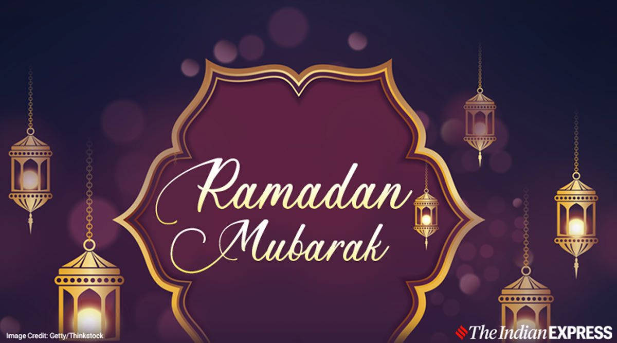 Ramadan Mubarak 桌布 壁紙 — 金色燈籠在深紫色散景背景上，圍繞著一個栗色華麗框架溫暖地發光，並帶有優雅草書的 Ramadan Mubarak 文字。