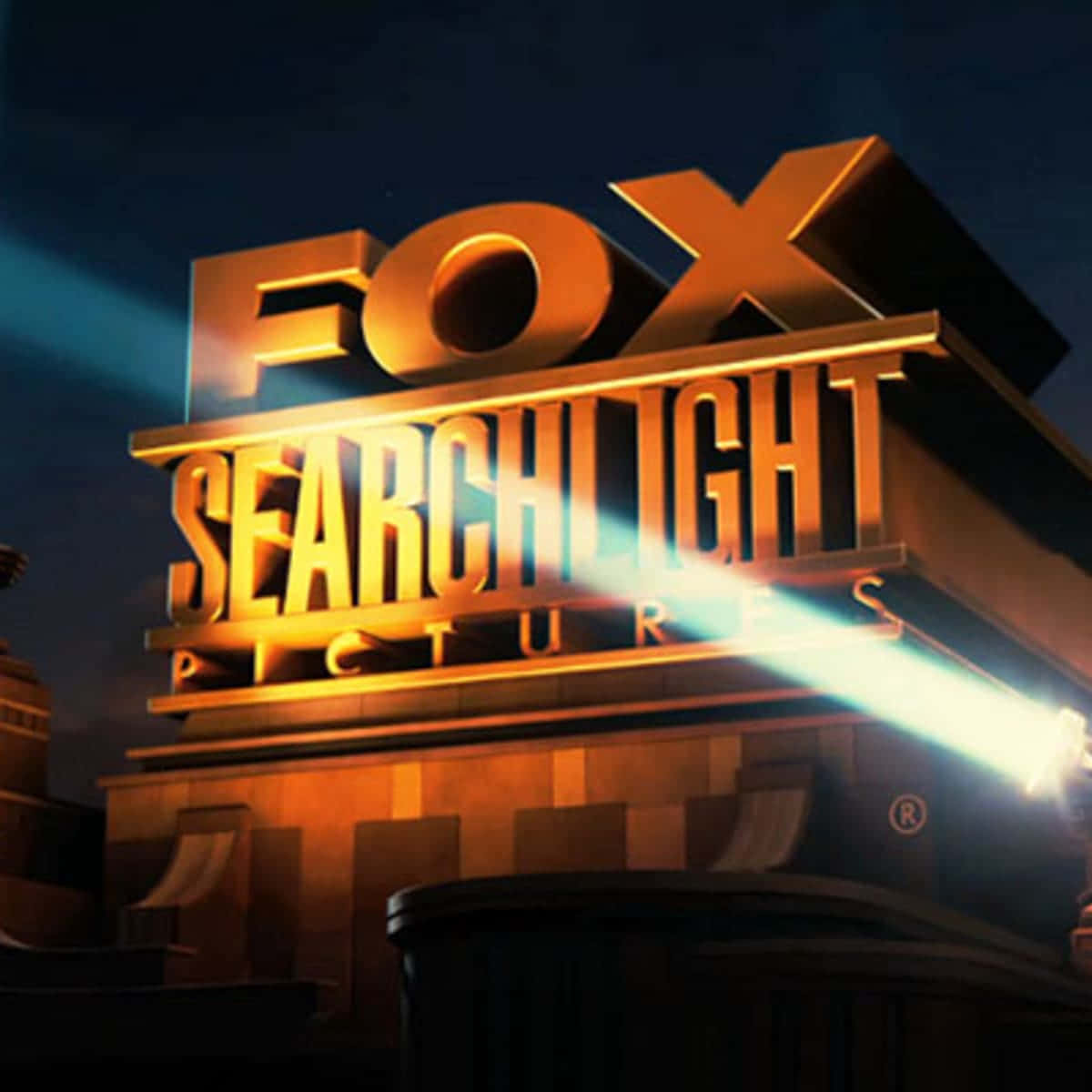 Searchlight 桌布 壁紙 — 金色狐狸探照燈影業標誌在夜間被照亮，一道明亮的探照燈光束劃破黑暗的天空。