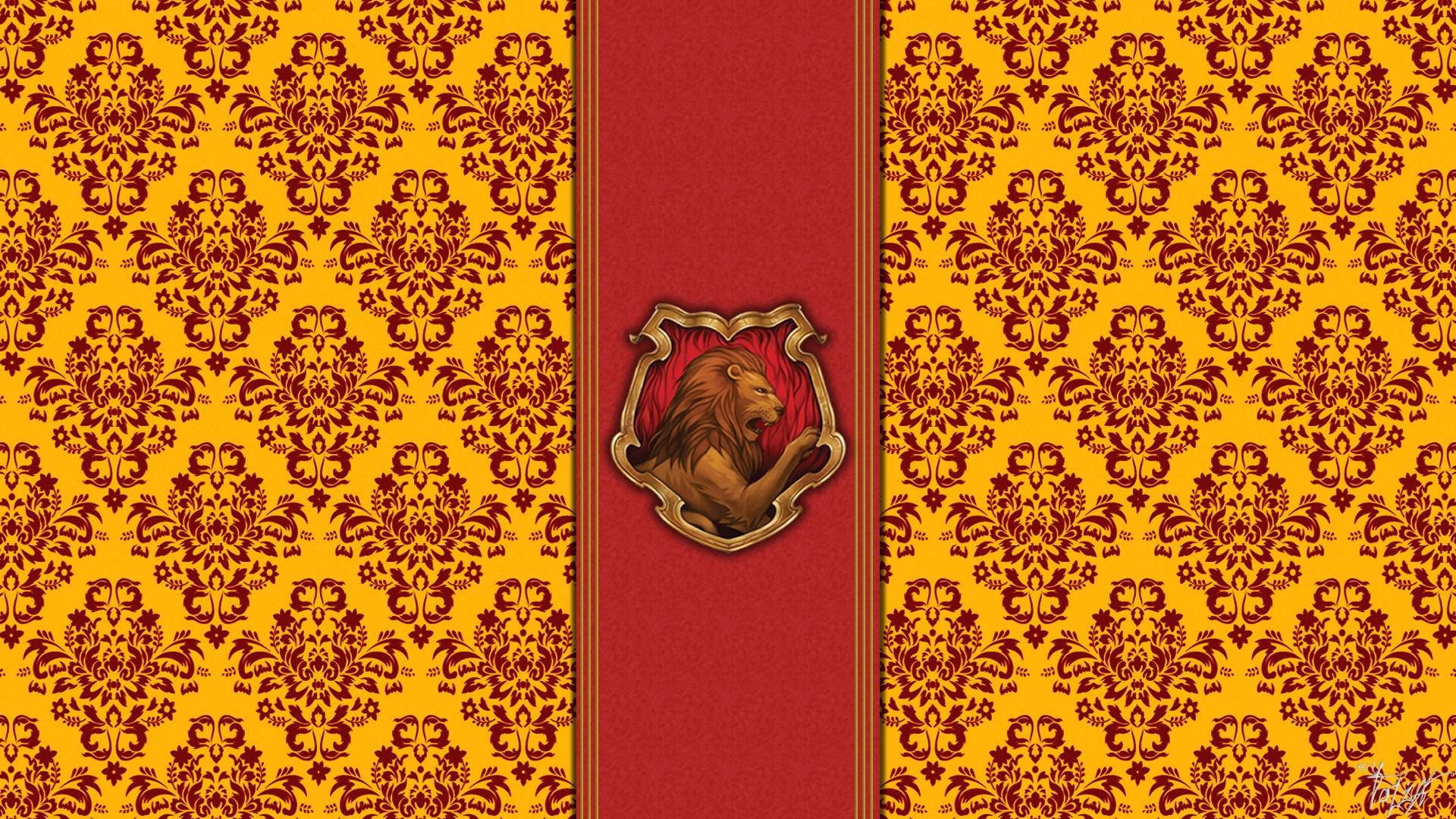 Gryffindor 桌布 壁紙 — 金色獅子徽章位於紅色條紋中央，背景為重複的黃色和栗色錦緞壁紙圖案。