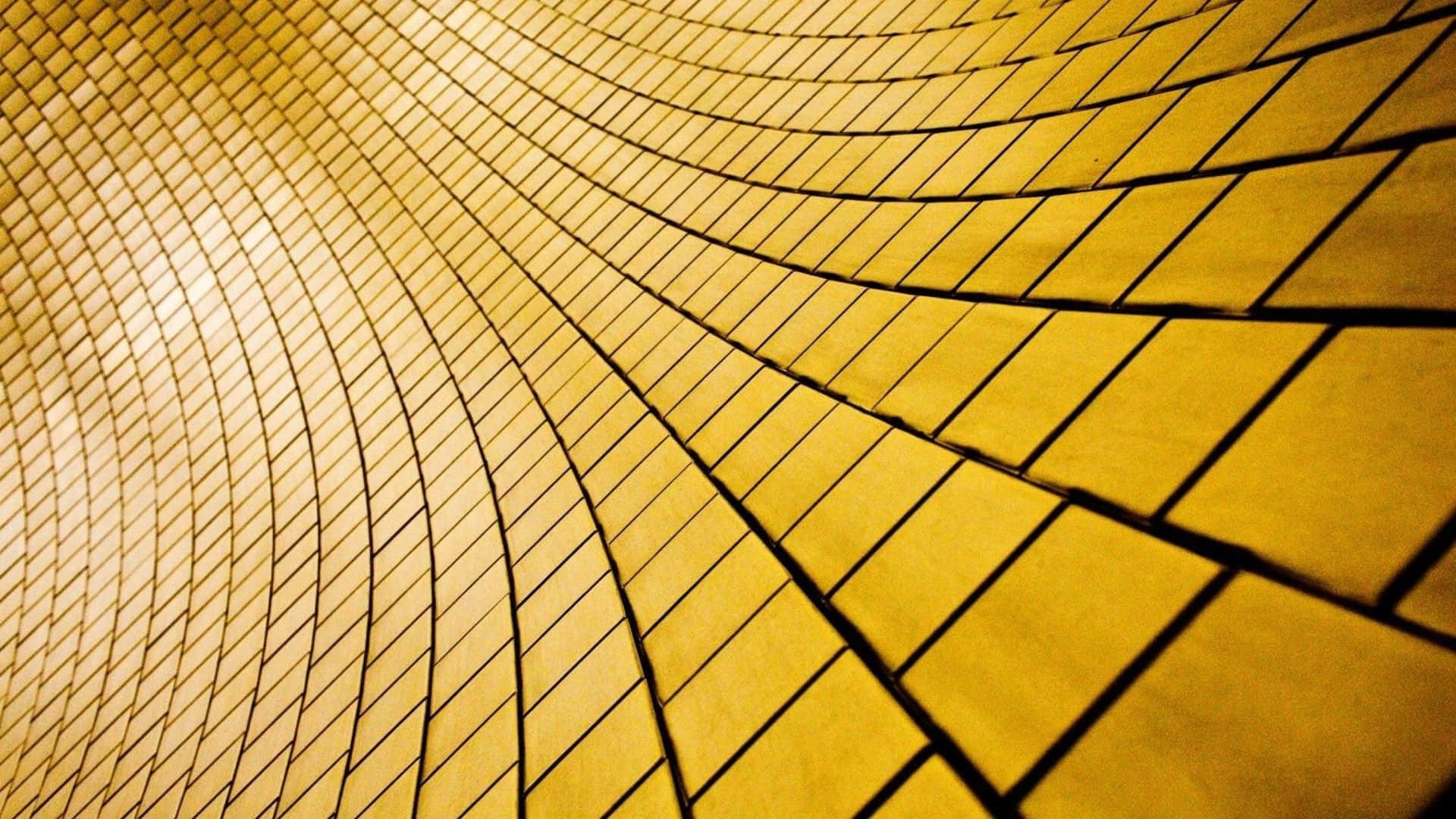 Yellow Pattern 桌布 壁紙 — 金色瓷磚天花板在溫暖的環境光線下向上彎曲，形成迷人的幾何圖案。
