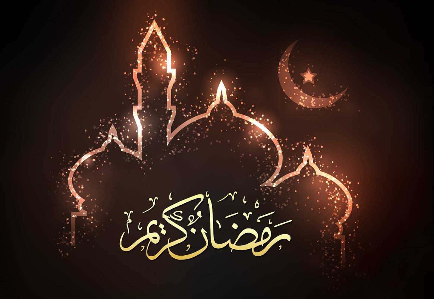 Ramadan 桌布 壁紙 — 金色發光清真寺輪廓，帶有新月和星星，在黑暗背景上飾有閃爍的粒子和阿拉伯書法。