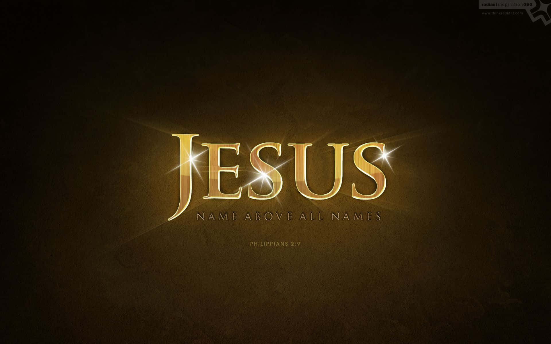 Jesus Name 桌布 壁紙 — 金色發光的「JESUS」文字，帶有閃爍亮點，下方有經文，背景為深色紋理。