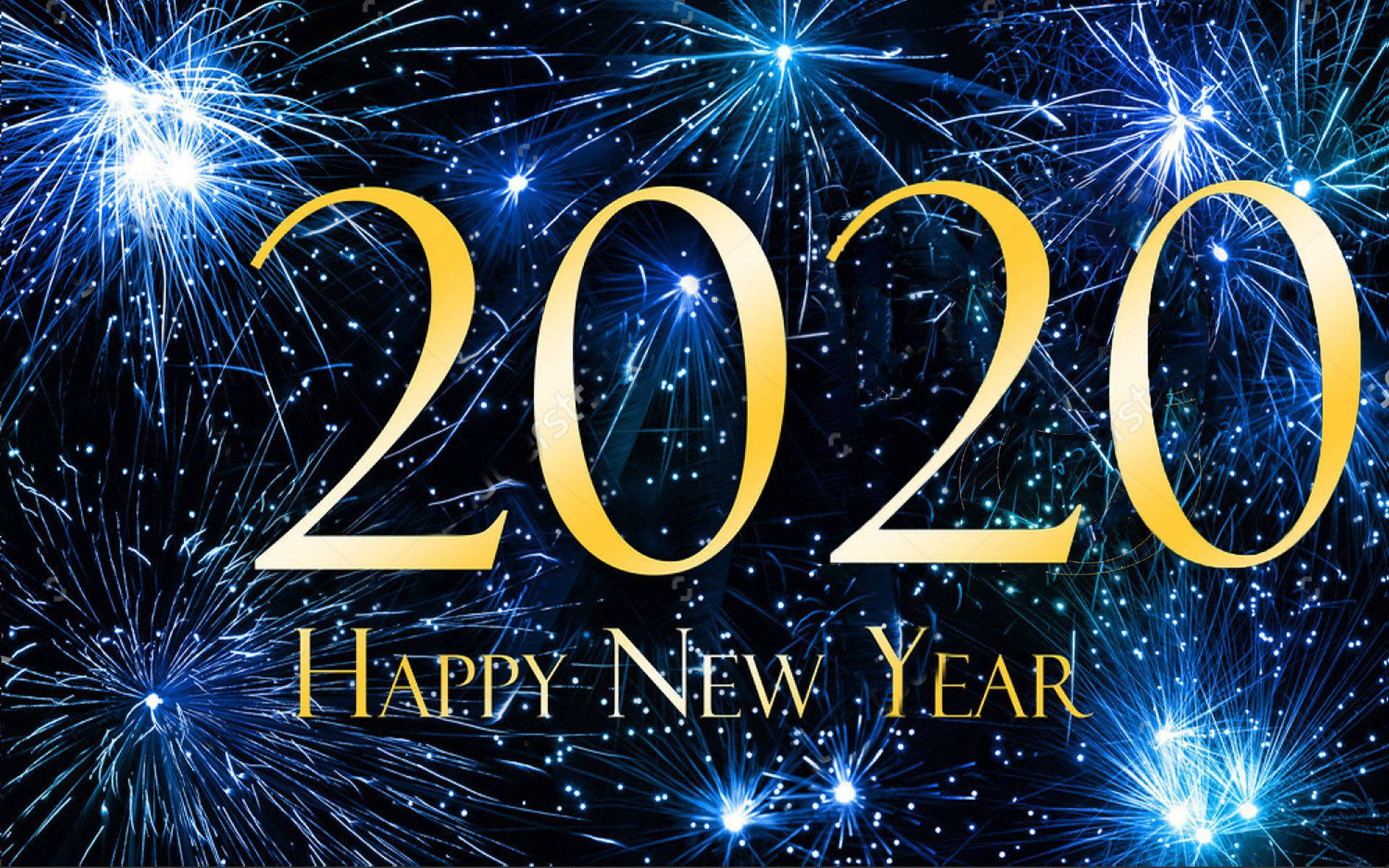 New 桌布 壁紙 — 金色的「2020」文字與「Happy New Year」在充滿明亮藍色煙火的黑暗天空背景下。
