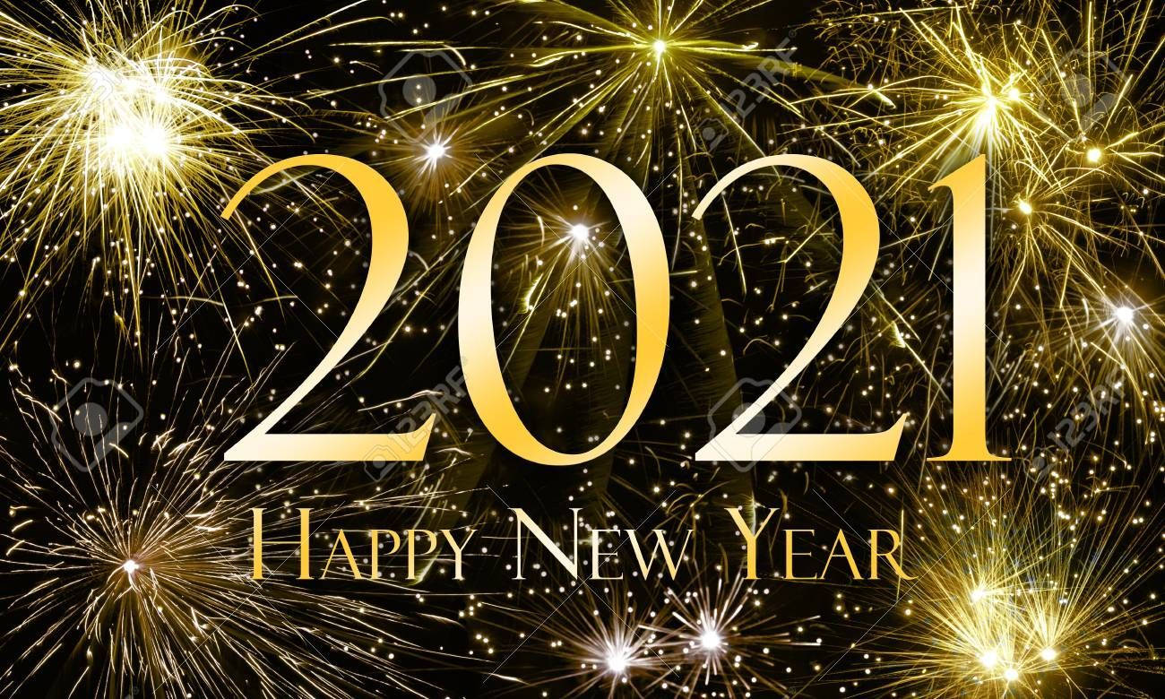 新年快樂 桌布 壁紙 — 金色的「2021 Happy New Year」文字在充滿閃爍煙火的黑色背景上發光。