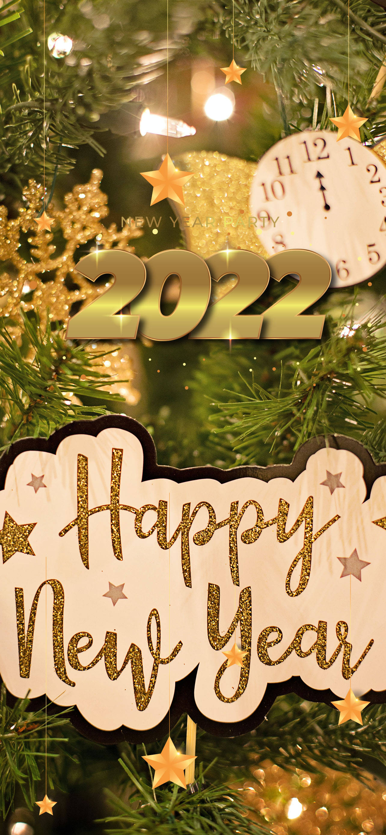 Happy New Year 2022 桌布 壁紙 — 金色的「2022」和「Happy New Year」標誌在節日松樹枝和閃爍燈光中閃耀。