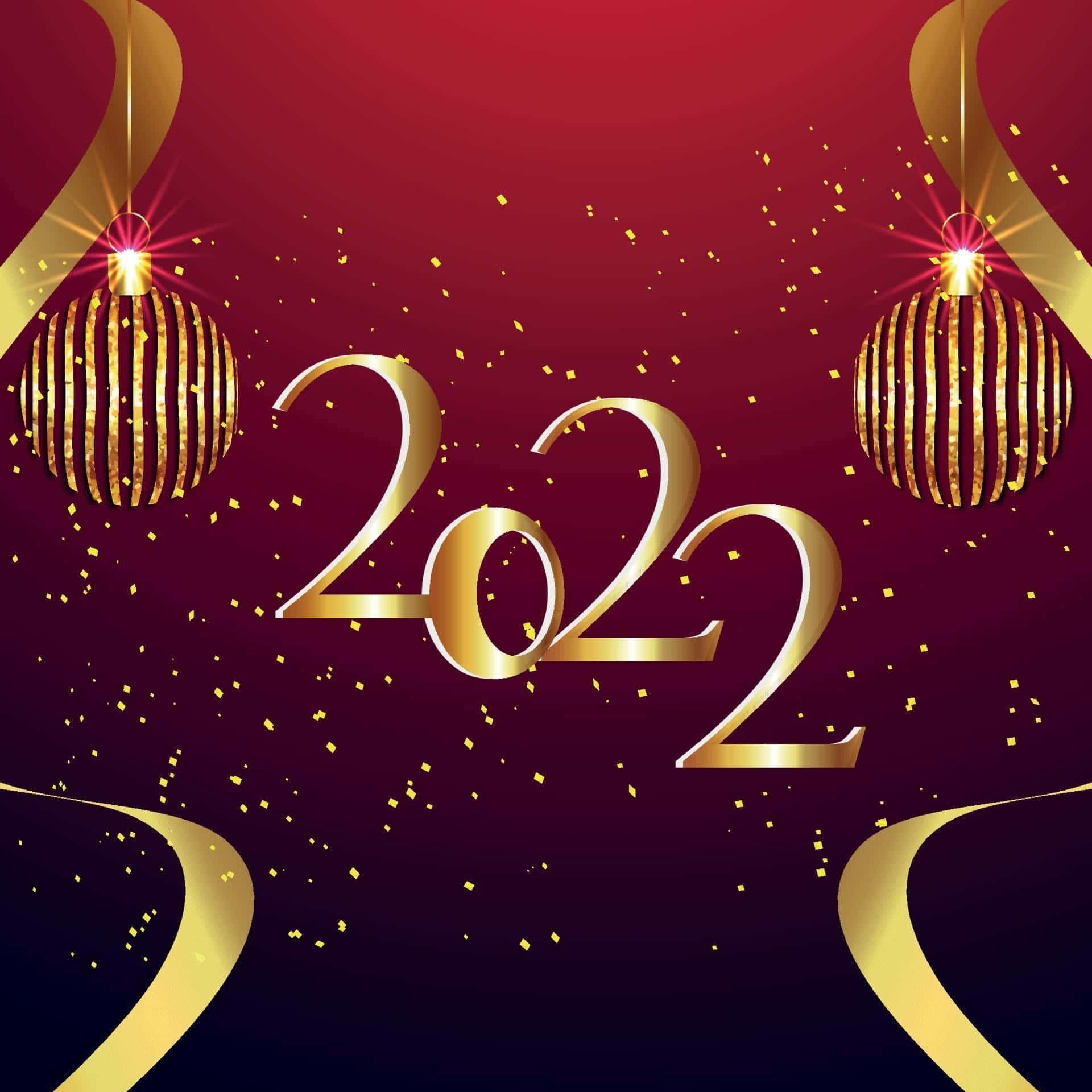 Happy New Year 2022 桌布 壁紙 — 金色的 '2022' 文字，帶有條紋裝飾和五彩紙屑，背景是從紅色到紫色的漸變。