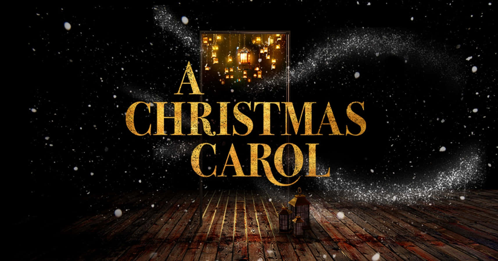 聖誕頌歌 桌布 壁紙 — 金色的 'A Christmas Carol' 標題在雪夜的天空中閃耀，搭配一個燈籠照亮的窗戶和木地板上的微型房屋。