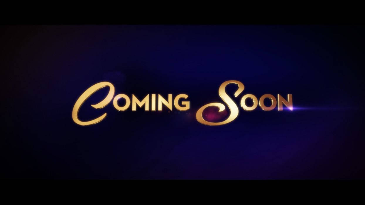 Coming Soon 桌布 壁紙 — 金色的「Coming Soon」文字在深紫色漸變背景上帶著鏡頭光暈發光。