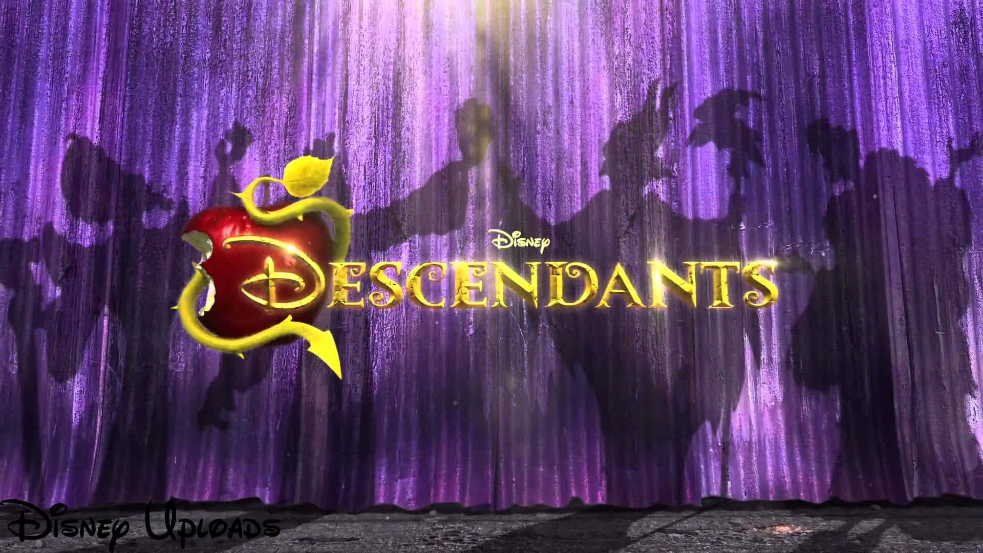 Descendants 桌布 壁紙 — 金色的「Descendants」標題在紫色窗簾背景下發光，後面有剪影角色。