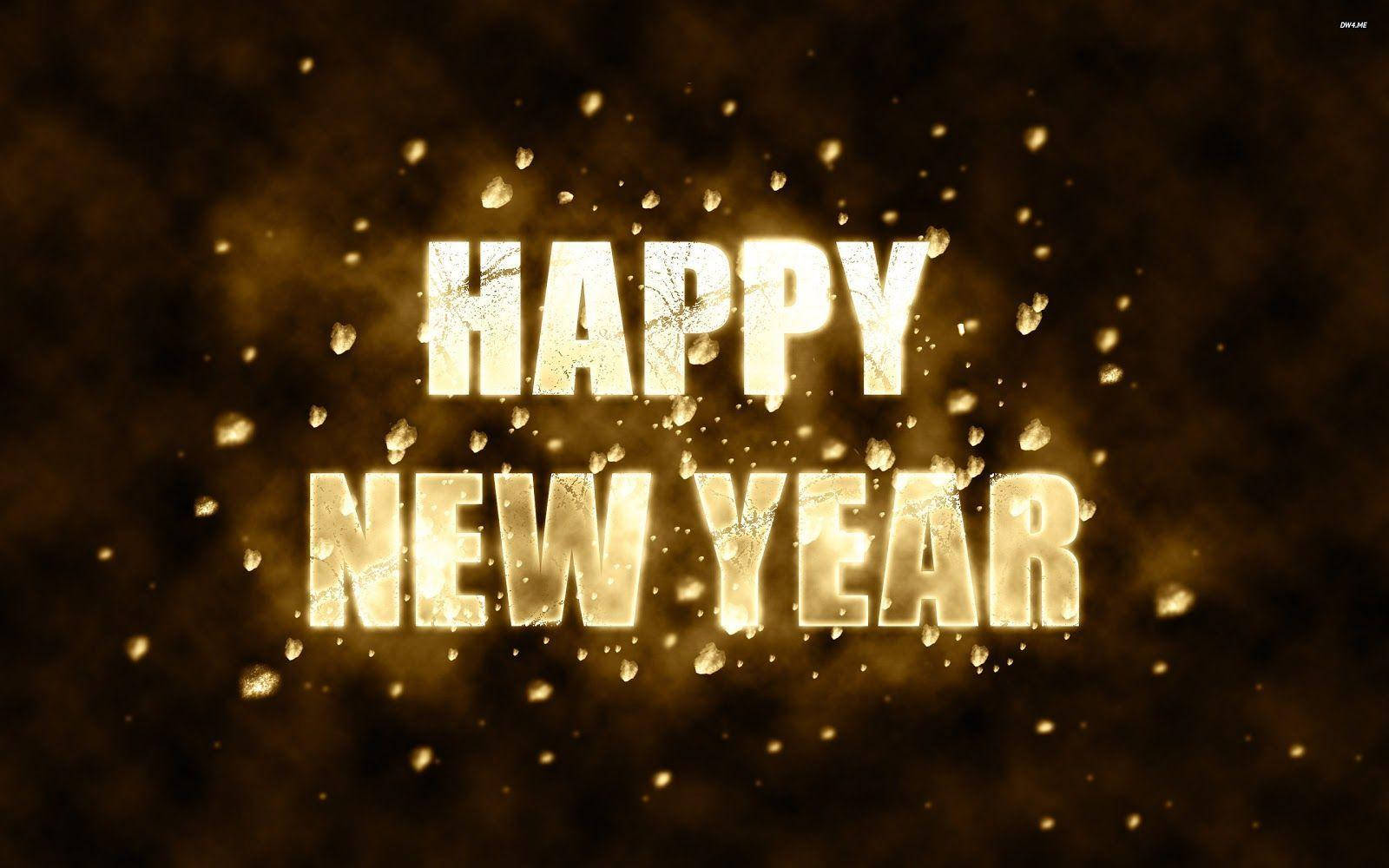 新年快樂 桌布 壁紙 — 金色的「HAPPY NEW YEAR」文字在閃爍粒子中發光，背景是深棕色紋理。
