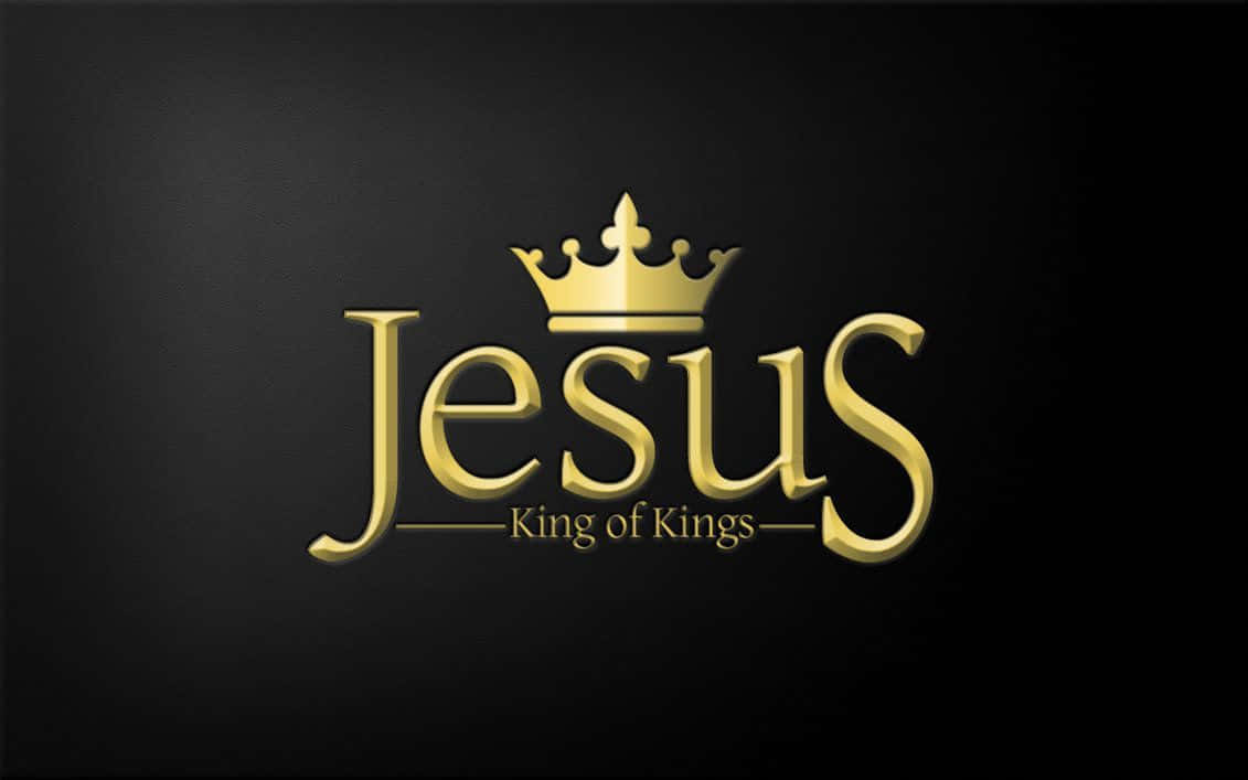 耶穌 桌布 壁紙 — 金色的「Jesus King of Kings」標誌搭配皇冠在深色紋理背景上閃耀。