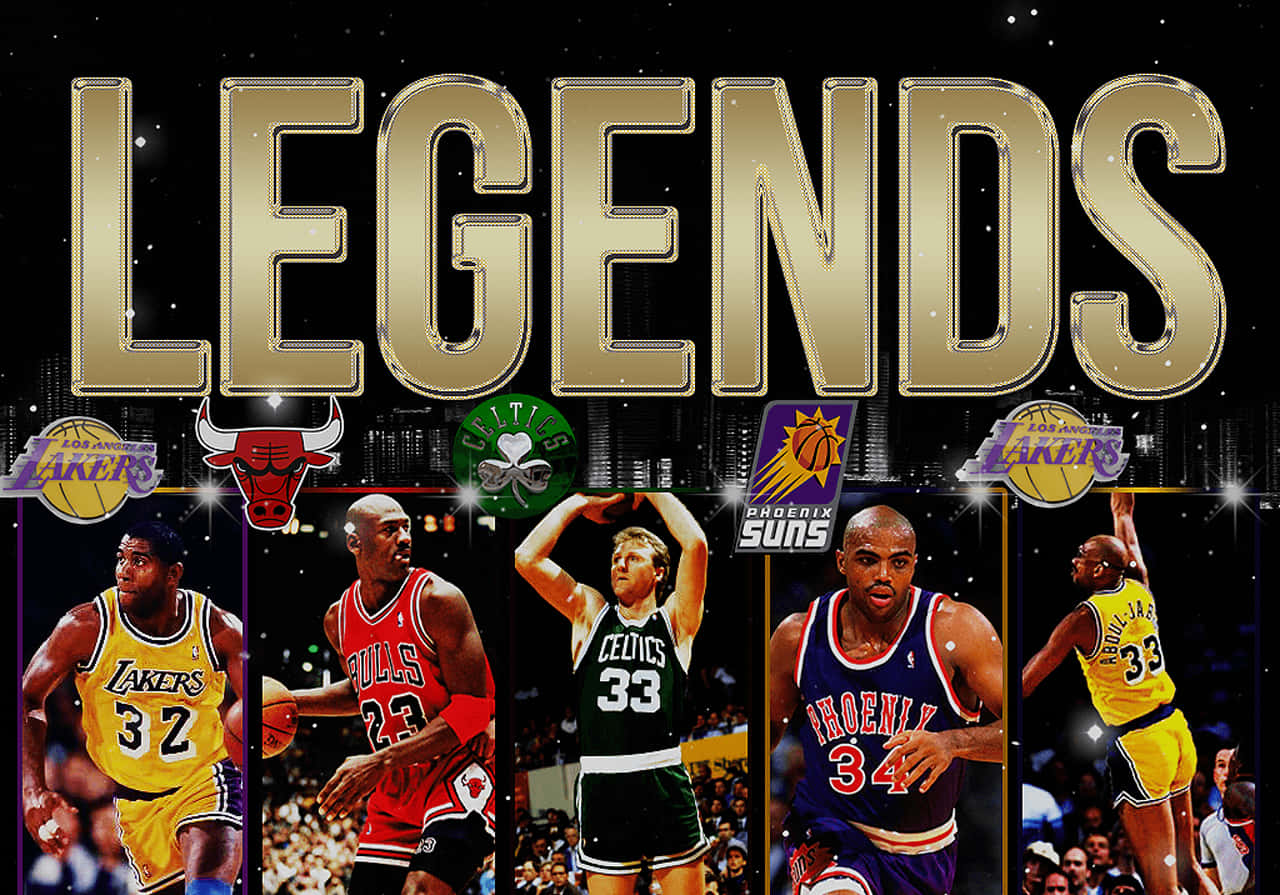 Celtics 桌布 壁紙 — 金色的「LEGENDS」文字冠冕著身穿球隊球衣的標誌性NBA球員，背景是繁星夜空。