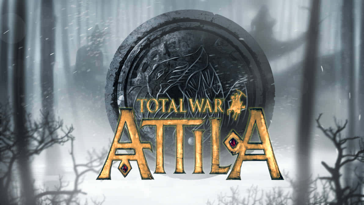 Best Total War Attila 桌布 壁紙 — 金色的 'Total War Attila' 標誌在一個積雪、有霧的森林背景中發光，背景有光禿禿的樹和一個黑色圓形徽章。