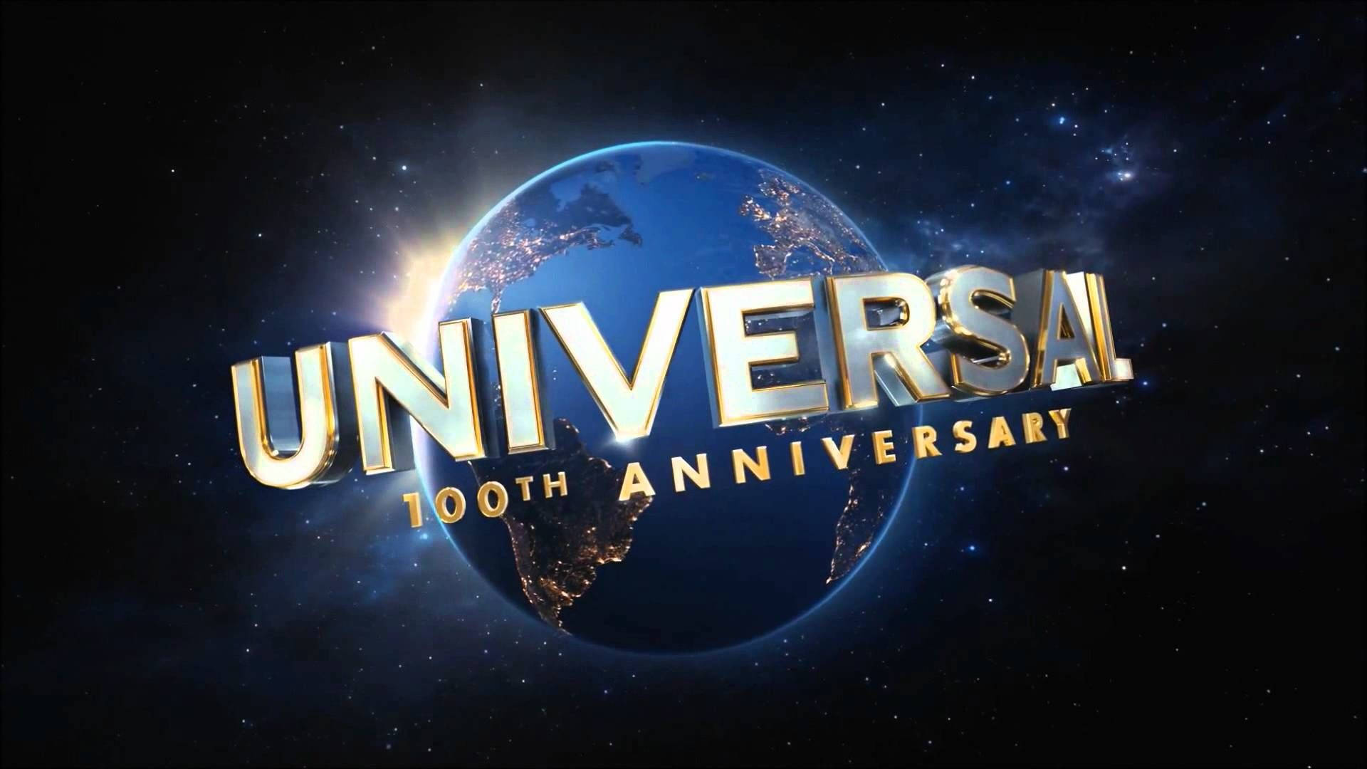 Universal 桌布 壁紙 — 金色的「UNIVERSAL」標誌在藍色地球前發光，背景是星空宇宙，慶祝其100週年。
