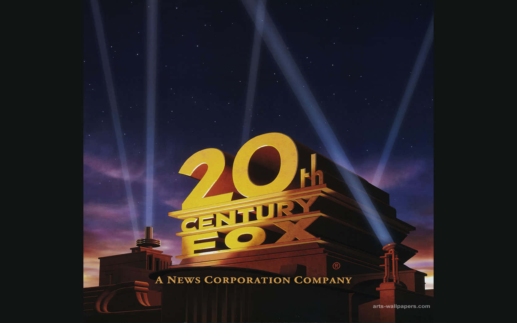 標誌 桌布 壁紙 — 金色的20th Century Fox標誌在紫色和橙色的暮色星空下被聚光燈照亮。