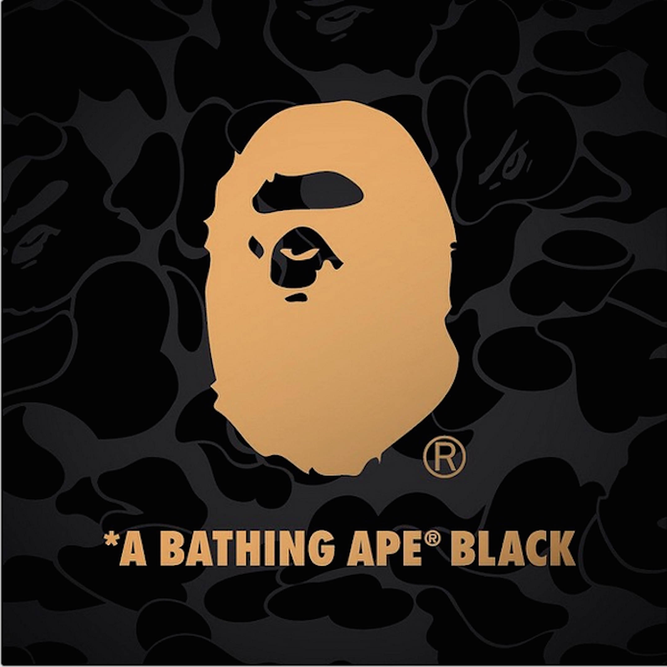BAPE 標誌 桌布 壁紙 — 金色的A Bathing Ape標誌在黑色迷彩背景上脫穎而出，下方有粗體文字。
