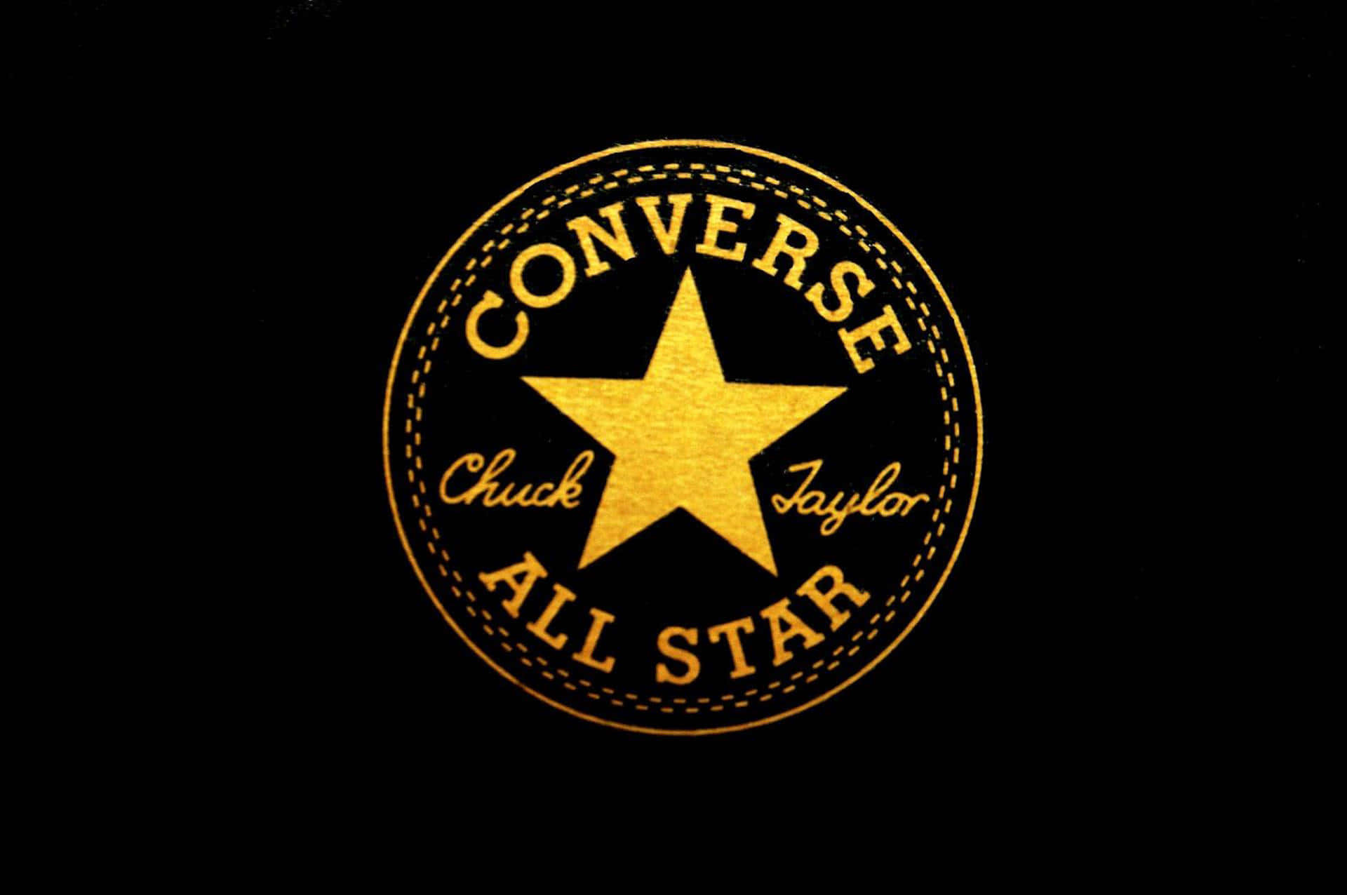 Converse 桌布 壁紙 — 金色的Converse Chuck Taylor All Star標誌在黑色背景上發光，帶有縫線細節。